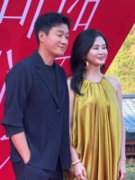 佟大为关悦夫妇亮相红毯状态年轻