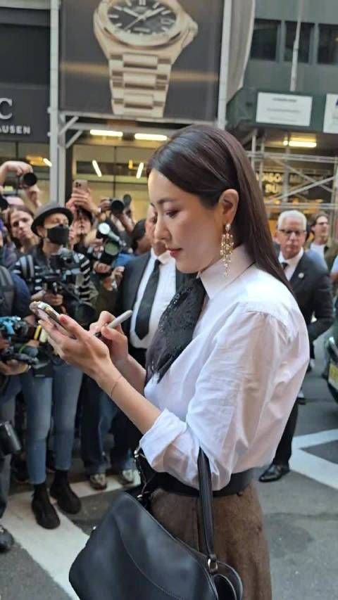 曾黎纽约看秀人气爆棚,获粉丝簇拥媒体争拍