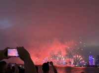 直击2025长江文化艺术季开幕：夜空亮起瞬间，人群纷纷站起拍照