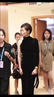 吴越不算特别漂亮，但有一种独特的气质，从容、淡定、优雅，气质不输那谁吧！