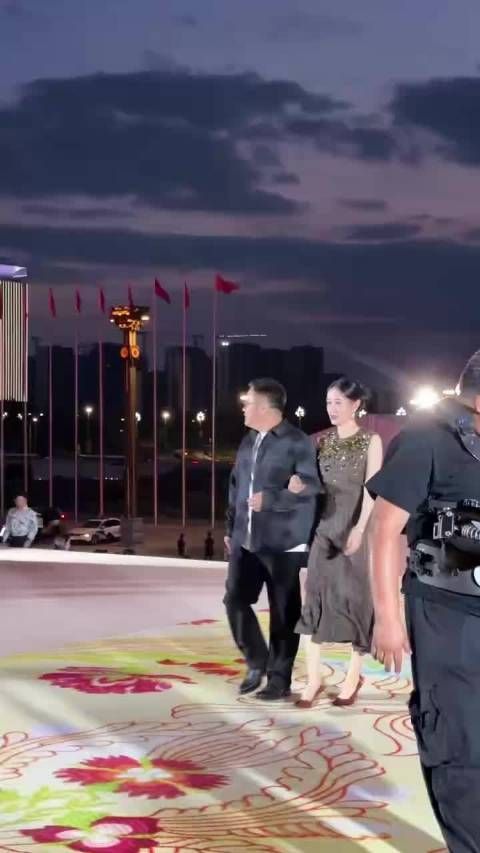 刘敏涛穿了红色高跟鞋