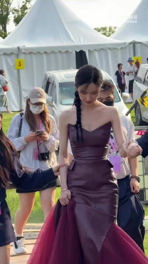 陈都灵酒红鱼尾裙亮相直播,皮质轻纱拼接显精致
