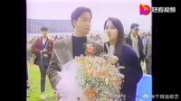 哥哥张国荣接受采访的时候，张曼玉突然捧着花过来亲了哥哥一口