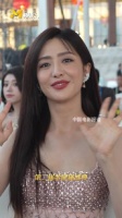 佟丽娅热情互动，举手投足间满是东方美人的温婉气韵