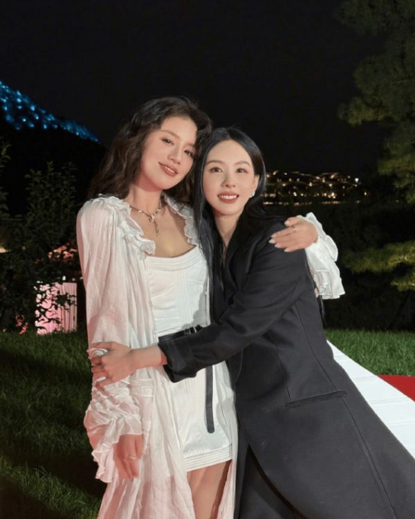 黎吧啦小耳朵十年后重聚！马思纯晒与陈都灵拥抱合照
