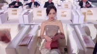 唐嫣金熊猫奖颁奖礼优雅亮相，礼服过紧引关注