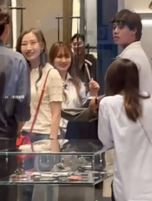 李嘉欣笑容满面。