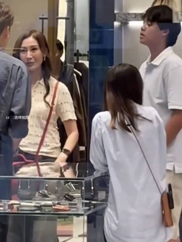 李嘉欣和店员交谈好亲切。
