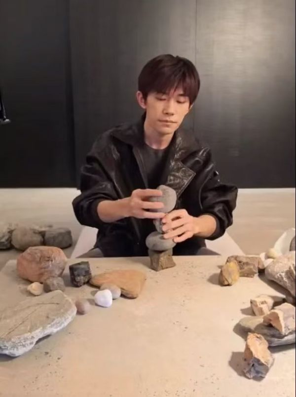 易烊千玺直播垒石头 17分钟观看量破千万