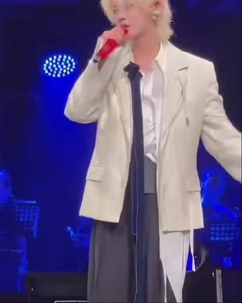 鹿晗北京场变身彩带指挥家，克服惊吓帅气控场
