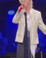 鹿晗北京场变身彩带指挥家，克服惊吓帅气控场