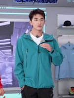 林更新冲锋衣造型亮相直播，化身山野向导引关注