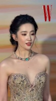 见过她的人，说她比镜头中更美
