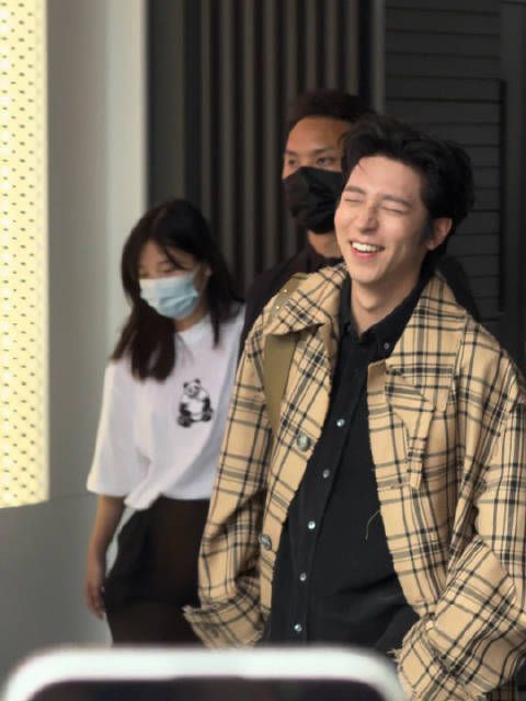 孙阳风衣造型亮相引粉丝狂拍