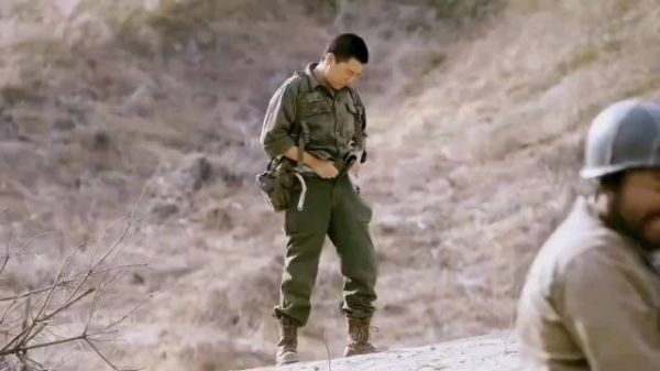狙击手两秒射击,子弹比声音快两秒,以此判断敌人方位
