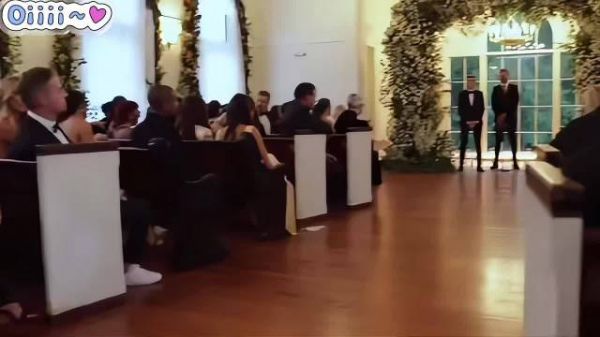 比伯海莉婚礼旧照曝光，献唱经典情歌