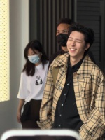 孙阳风衣造型亮相引粉丝狂拍