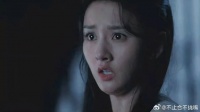 镜妖通过雨水的反射，穿越到女孩的房间想杀掉她