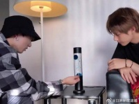 防弹少年团成员拍摄中被烫伤队友第一时间关切