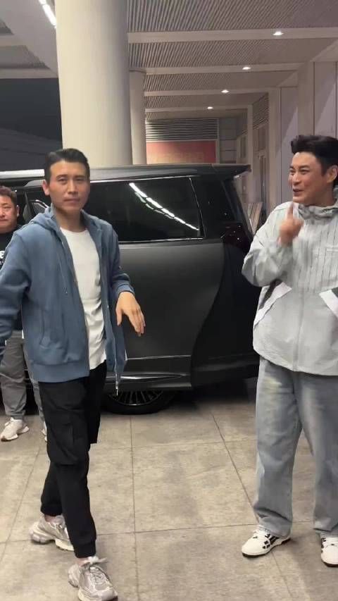 李乃文忘转同学结婚礼物八年，房子斌收礼傻眼