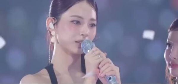 娜琏突夸子瑜漂亮引队友好奇