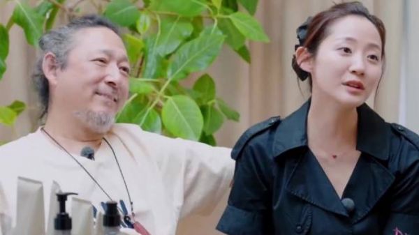 千惠跟品牌方说三宝陪她直播，人气能翻倍，品牌方听后一脸尴尬
