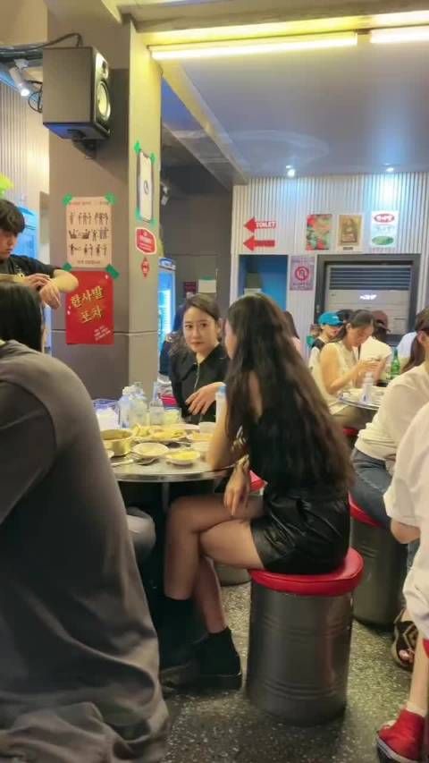 韩国人吃饭是真能喊啊，我都一度怀疑是不是我耳朵出了什么问题