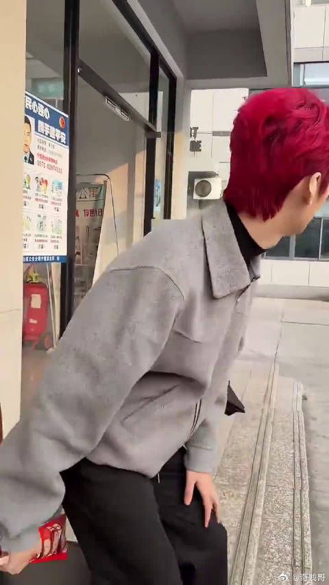 看着傻傻的,应该很好骗