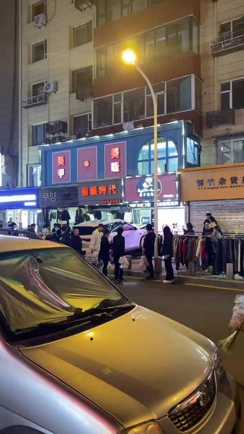 真热闹啊…前两天有个大姐让人拷上带走了,这又一脚油门开店里去了