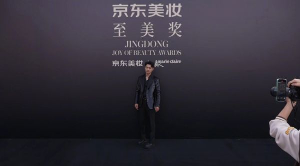 王青红毯CUT 王青全黑色亮闪西装好帅啊