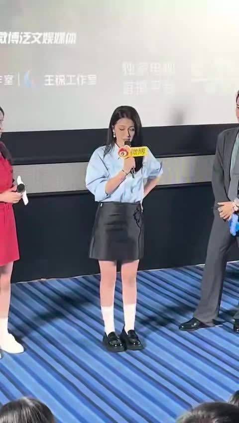 热依扎骨折后首现身直播宣传新剧