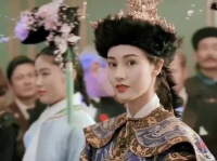 据说她结婚时，全香港的富豪太太都松了口气！