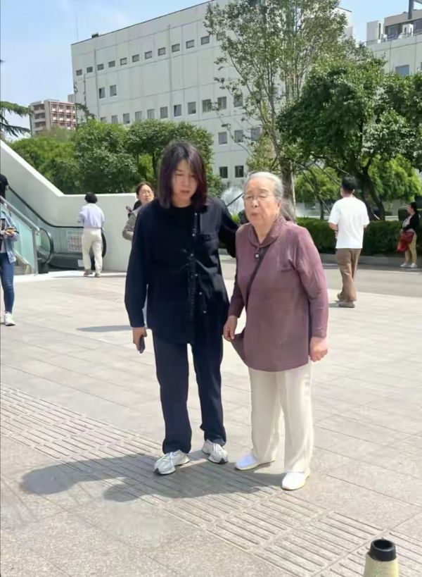 89岁李明启现身北京医院看病，打扮干净整洁，弓着背走路显苍老
