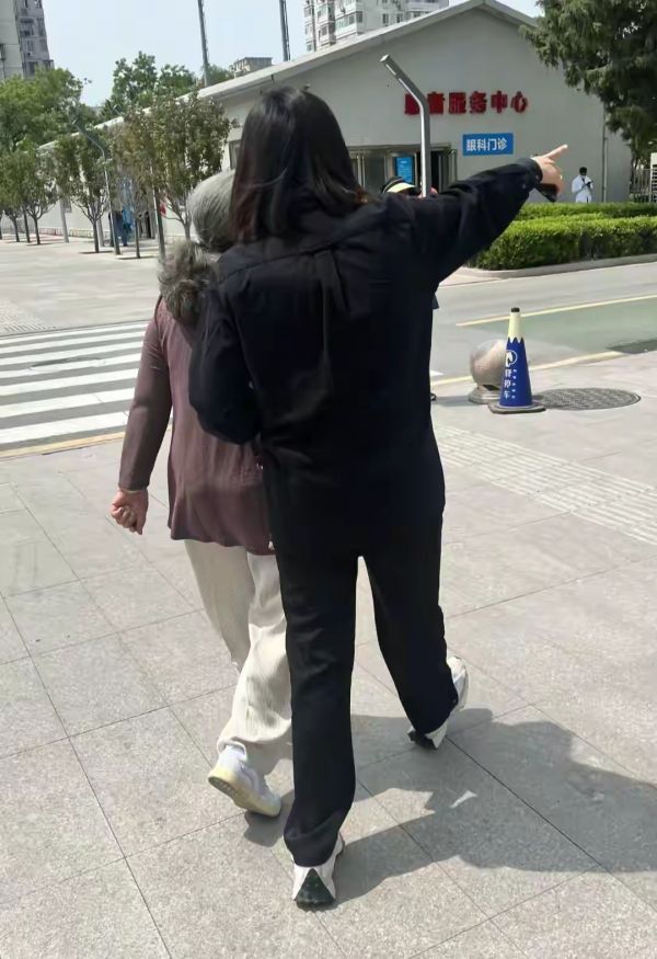 89岁李明启现身北京医院看病，打扮干净整洁，弓着背走路显苍老