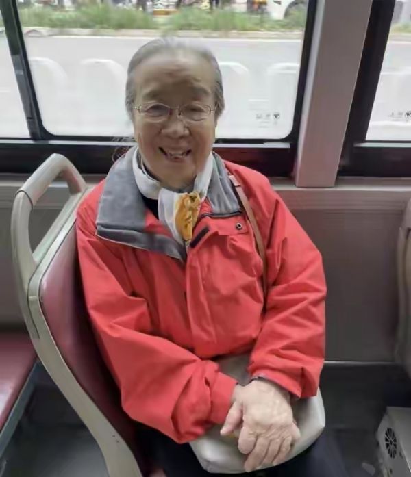 89岁李明启现身北京医院看病，打扮干净整洁，弓着背走路显苍老