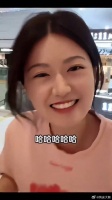 你为什么要拽一下裤子？