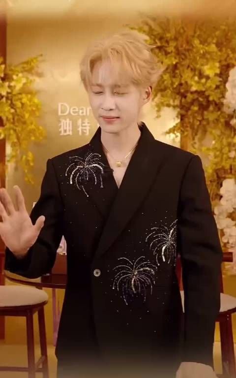 卓沅今晚直播这都瘦成啥样了！但该说不说为了上镜好看真的是很努力