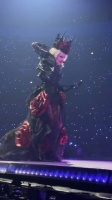 Lady Gaga 在最近的“MAYHEM”演出中差点因自己的裙子而摔倒
