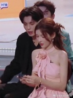 张予曦一看毕雯珺不穿情侣装，委屈得立马噘嘴，眼里的失望藏不住