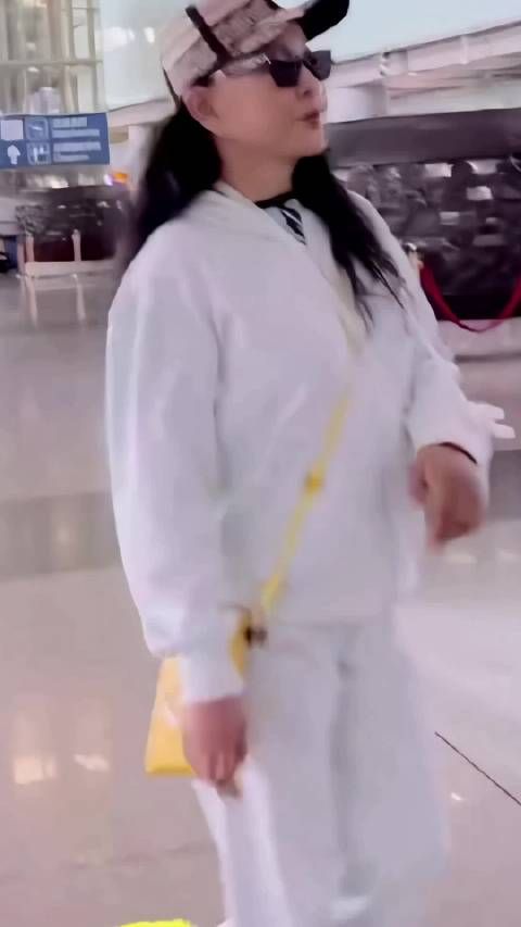 刘晓庆穿白色运动套装现身机场,神采奕奕显活力