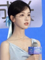 陈都灵戴眼镜造型获赞高智感学姐
