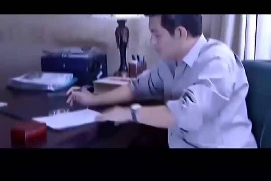小保姆给市长洗脚，市长这才发现，小保姆年轻又漂亮