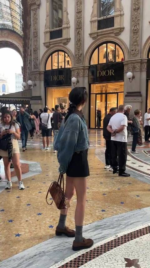 关晓彤这是到米兰微醺上了？还戴了美瞳看起来心情很不错呀