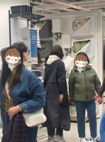 袁咏仪在英国陪儿子读书 背影高瘦状态佳