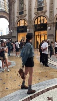 米兰偶遇关晓彤素颜私服显腿长