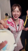 网友带女儿追星姜妍获赠礼物，姜妍大方送出随身发圈