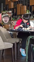 孙颖莎专注用餐被拍，闷头吃饭显真实