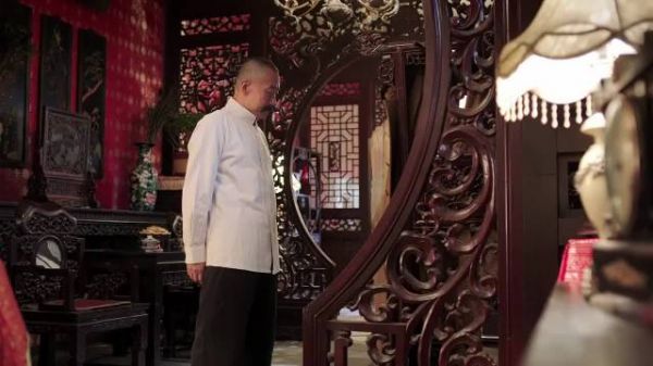 张作霖出门前亲吻五姨太，五姨太立马还回去，张作霖的表情亮了