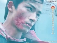 原来他叼着玉佩被围攻，才被打到吐血！