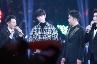 肖战自带乐队燃炸湾区舞台！对比成龙看晚会国际化野心